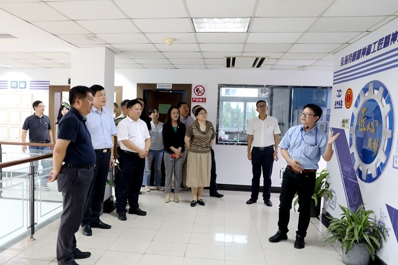2020年7月29日，時任浙江省政協常委、社法委副主任、省總工會副主席、一級巡視員董建偉蒞臨景興紙業調研新時代工匠培育工作